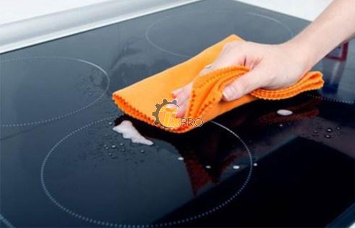 Mách bạn cách vệ sinh bếp từ sạch như mới